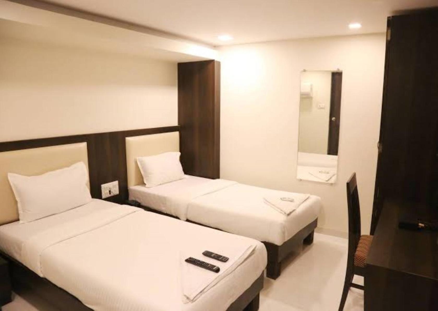 Hotel Blue Terminal ムンバイ エクステリア 写真