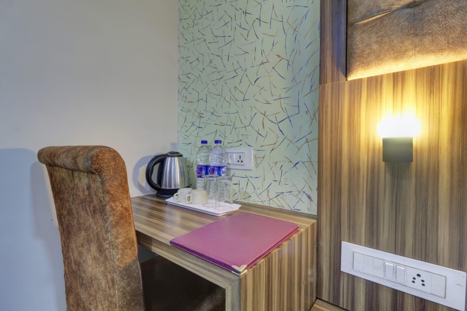 Hotel Blue Terminal ムンバイ エクステリア 写真