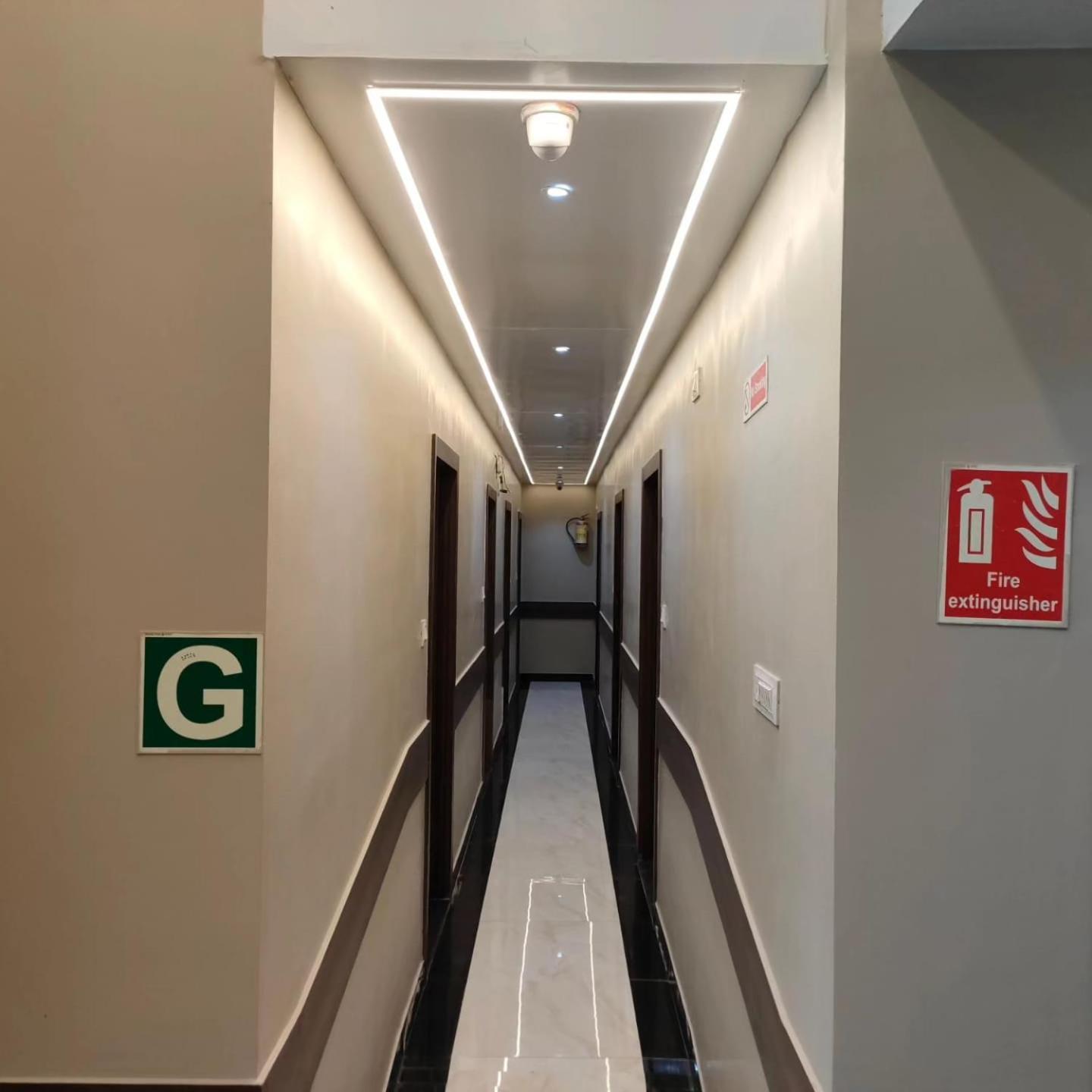 Hotel Blue Terminal ムンバイ エクステリア 写真